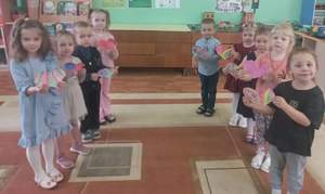 Средняя группа "Смешарики". Педагог Спиридонова Г.И. Изготовление поделок "Подарок другу".