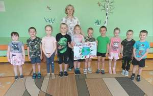 Старшая группа "Звездочки" Педагог Филонова Е.Н. Коллективная работа "Дружат дети всей Земли"