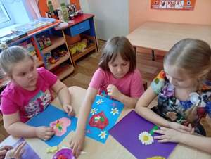 Подготовительная к школе группа "Ягодки". Педагог Даниличева Г.С. Аппликация "Сердечная ромашка".