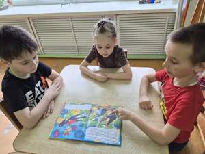 Старшая группа "Звездочки" Педагог Морозова Е.Ю. Просмотр иллюстраций сказки "Дюймовочка".